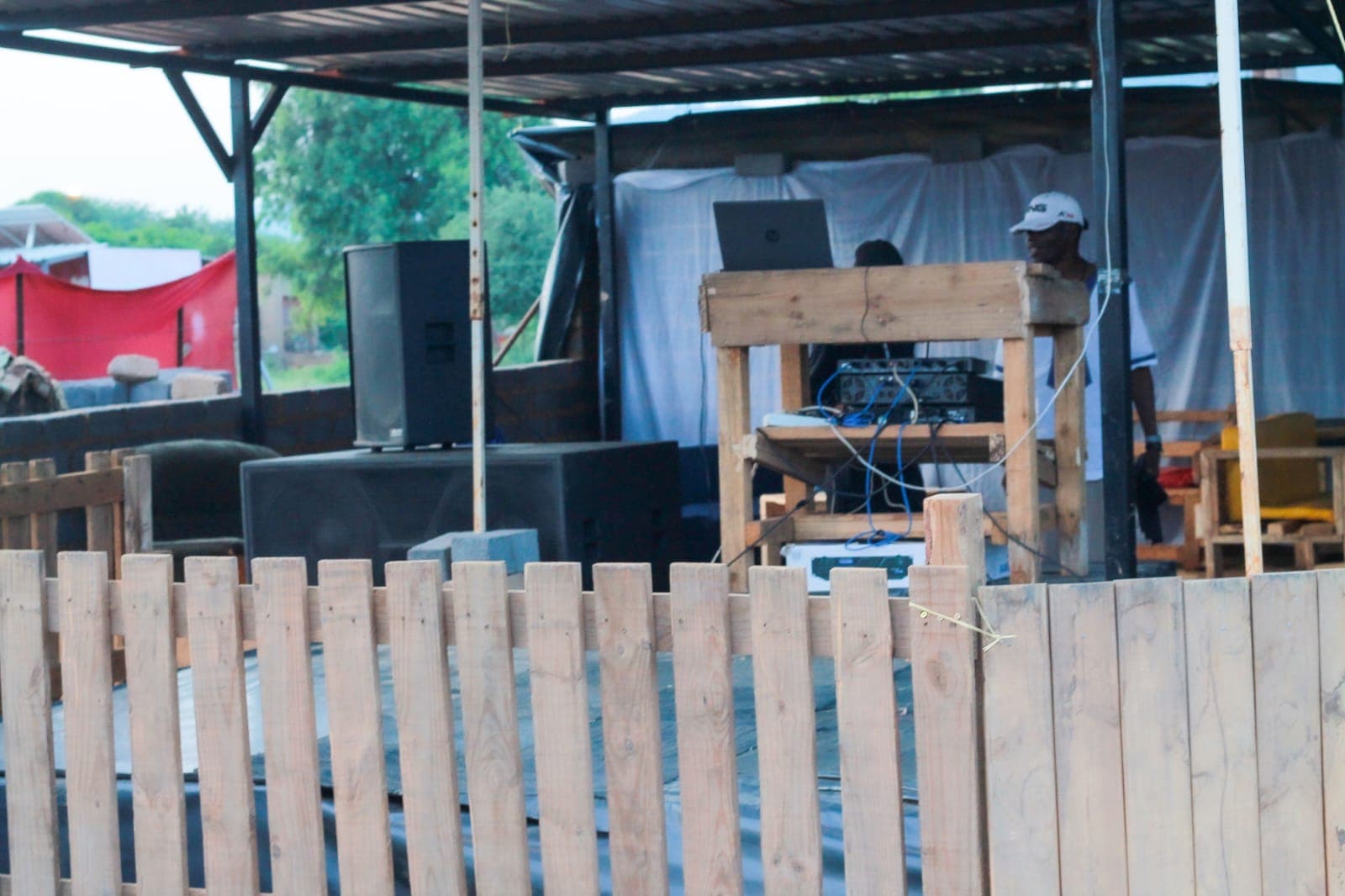 /images/gallery/onstage.jpeg