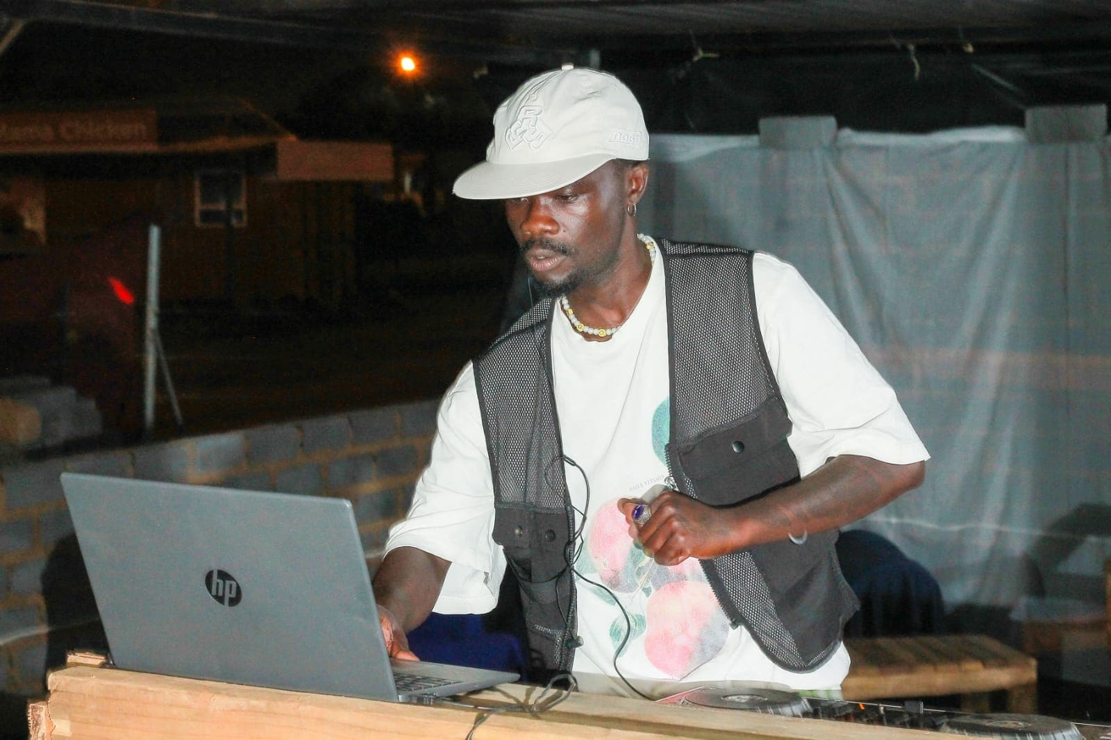 /images/gallery/turntables.jpeg